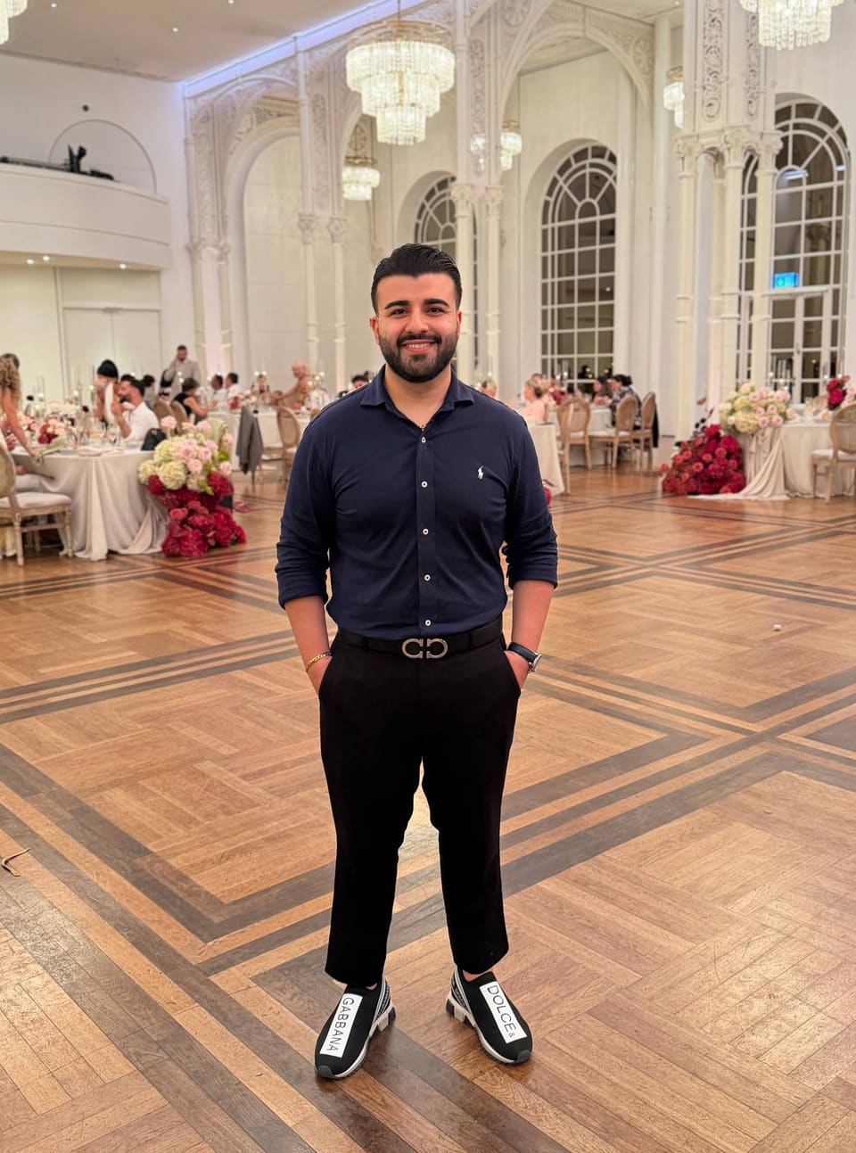 DJ Amir Champ auf einer Hochzeit in einem festlich dekorierten Ballsaal