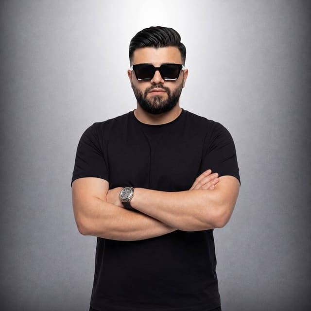 Porträt von DJ Amir Champ mit Sonnenbrille und schwarzem T-Shirt