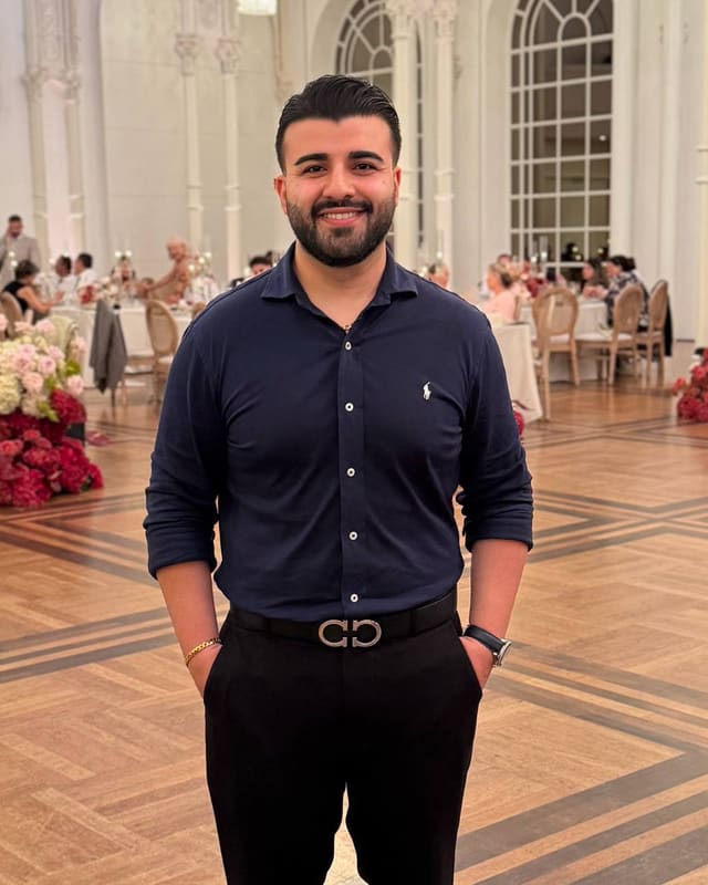 DJ Amir Champ aus Düsseldorf lächelnd auf einer Hochzeitsfeier